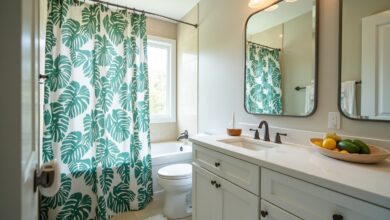 Duschvorhang mit Palmenmuster-Titel