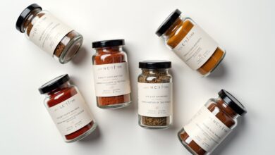 Gewürzgläser mit minimalistischen Etiketten-Titel