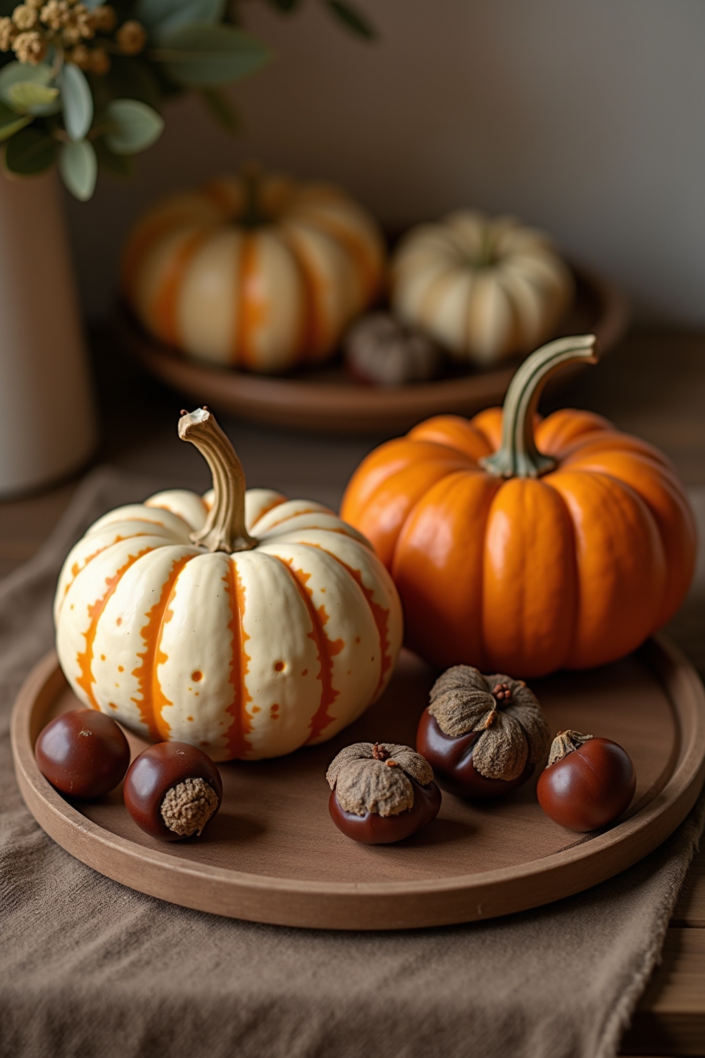 8 Herbstdeko mit Kürbissen und Kastanien