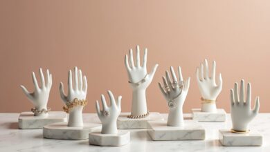 Schmuckhalter in Handform-Titel